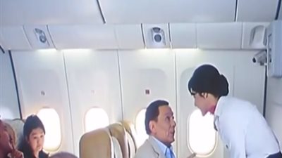 عادل إمام يحتفل بعيد ميلاده الـ80 على طريقة فيلم “السفارة في العمارة” (فيديو)