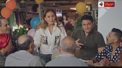 مسلسل بـ100 وش الحلقة 23.. خطوبة آسر ياسين ونيللي كريم والاستعداد لعملية نصب جديدة