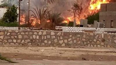 نشوب حريق هائل في منطقة البصيلية بإدفو والحماية المدنية تسعى للسيطرة عليه (صور)