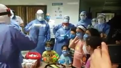 “عزل كفر الزيات” يحتفل بعيد ميلاد 7 أطفال مصابين بكورونا داخل المستشفى