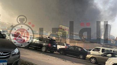 شلل مروري بالطريق الدائري في اتجاه التجمع والاتوستراد بسبب حريق بمعرض السلاب بالمقطم (صور)