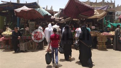 رغم التحذيرات من كورونا.. سوق ديروط يتكدس بالمواطنين والبائعين