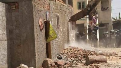 إزالة حالتي تعد لمسجد وكنيسة بالبحيرة.. وقيادي بالمطرانية: “البناء مخالف” (صور)