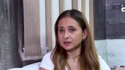 نيللي كريم عن عادل إمام: “قدر يحافظ على مكانته سنين” (فيديو)