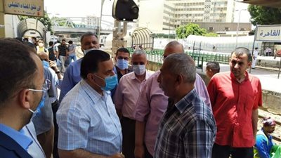 بالكمامة.. جولة تفقدية لرئيس السكة الحديد بمحطة القاهرة لمتابعة انتظام سير العمل