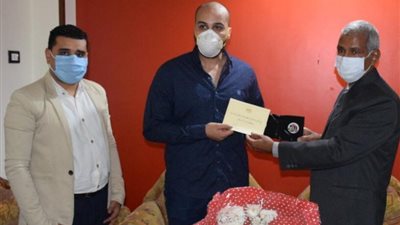 بتوجيهات السيسي.. “الصحة” تكرم أسرة نائب مدير الأقصر الدولي المتوفي بفيروس كورونا (صور)