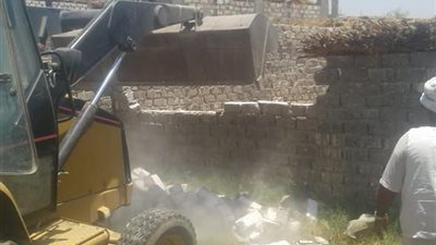 إزالة 14 حالة تعد بالبناء على الأراضي الزراعية وأملاك الدولة في المنيا