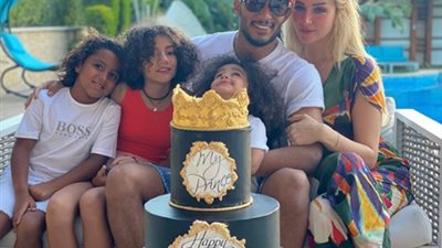 محمد رمضان يحتفل بذكرى ميلاده الـ33 رفقة عائلته بـ”تورتة البرنس” (صورة)