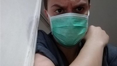 الوزارة تركتنا نتساقط.. استقالة طبيب بمستشفى المنيرة لوفاة زميله بفيروس كورونا (مستند)