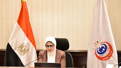 وزيرة الصحة تجتمع مع وكلاء الوزارة والأطقم الطبية بمستشفيات العزل على مستوى الجمهورية