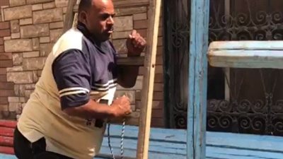 عم أيمن يتحدى إعاقته ويعمل في مجال فراشة الأفراح بالقليوبية: شغال من 20 سنة | بث مباشر 