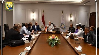 محافظ جنوب سيناء يبحث خطة تشغيل 5 أتوبيسات كهرباء بشرم الشيخ