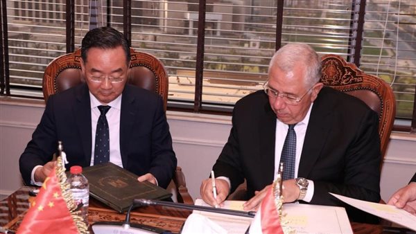 جانب من التوقيع 