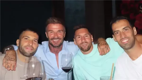 ميسي رفقة أصدقائه