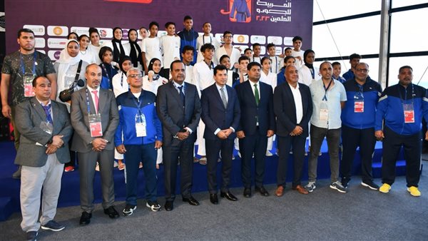 وزير الرياضة مع اللاعبين