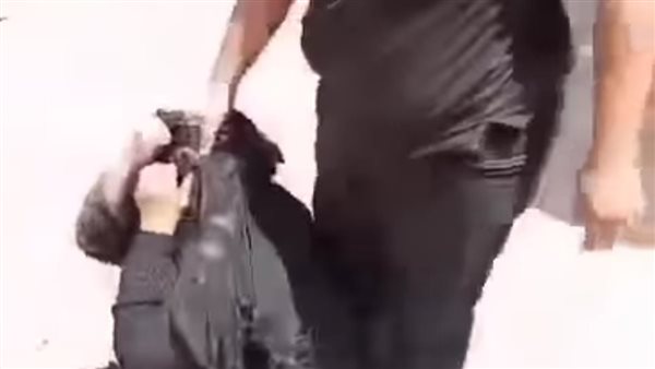 شخص يتعدى على شقيقته