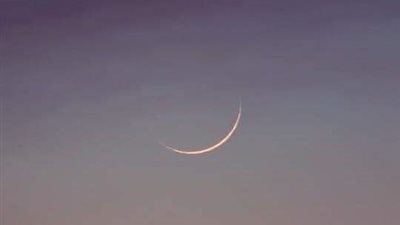 يشاهد بالعين المجردة.. هلال صفر لعام 1445 يزين السماء ليلًا