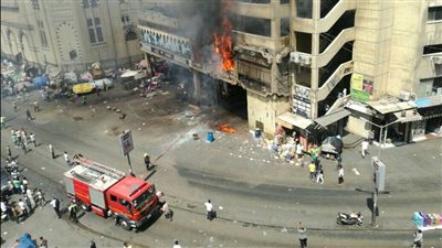 الحماية المدنية تدفع بسيارات الإطفاء للسيطرة على حريق محل عطور بالعتبة | صور