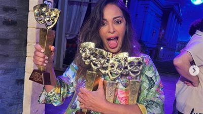خمسة وخميسة.. داليا البحيري تحتفل بحصول سيدتي أنا على 4 جوائز من القومي للمسرح