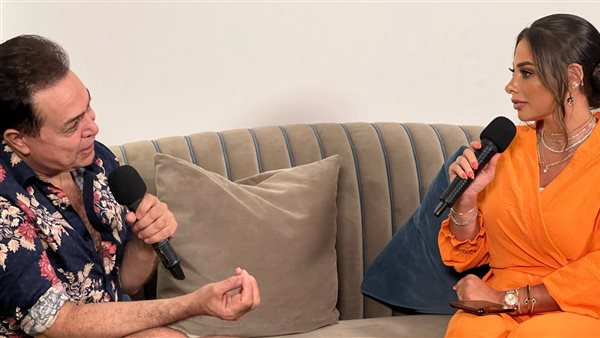 المذيعة هدير أبو