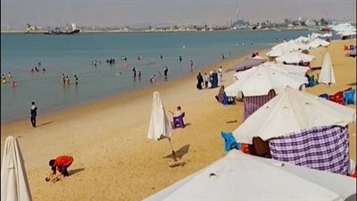 للاستمتاع بالأجواء الصيفية.. توافد المصطافين على شواطئ السويس | بث مباشر 