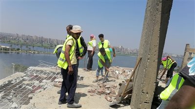 محافظة القاهرة تنتهي من إزالة الطابق العاشر من العقار المائل يدويًا