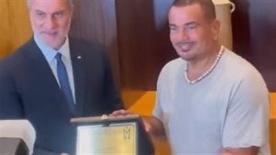 تكريم عمرو دياب من وزير السياحة اللبناني قبل إحياء حفله في بيروت