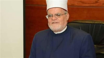 زميل لنا في العمل يأتي صباحا للإمضاء ثم يخرج ولا يأتي إلا لتوقيع الانصراف.. أستاذ فقه يوضح حكم الشرع