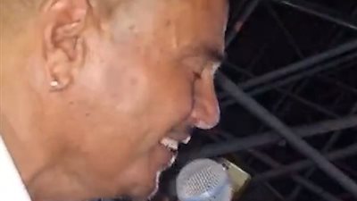 بالحلق.. عمرو دياب يثير الجدل في حفله بلبنان | صور