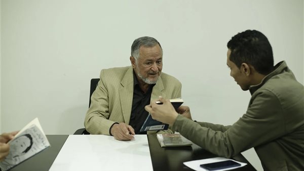 والد أحمد دومة خلال