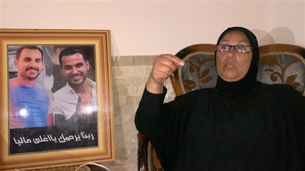 والدة الشاب المقتول