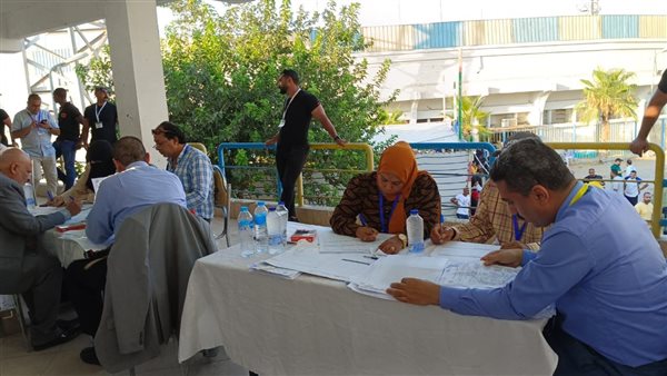 جانب من عمليات الفرز