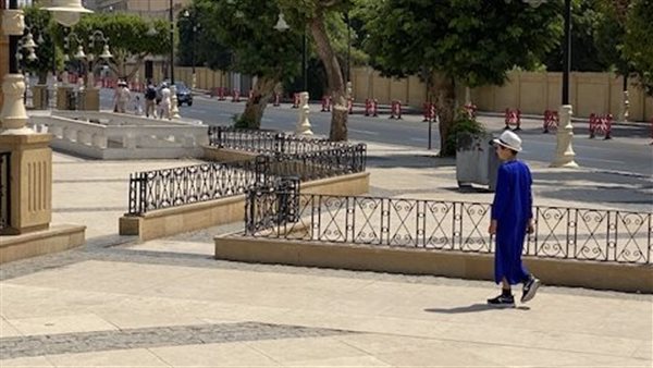 سائح يتجول بالجلابية