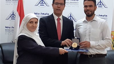 لتميزه علميا.. جامعة بنها تكرم باحث اكتشاف الديناصور