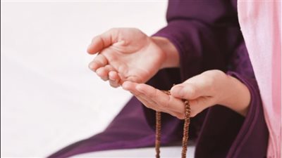 دعاء بعد صلاة المغرب للزرق.. اللَّهُمَّ قَنِّعْنِي بِمَا رَزَقْتَنِي وَبَارِكْ لِي فِيهِ 