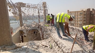 إزالة الطابقين العاشر والتاسع من عقار مصر القديمة المائل يدويا