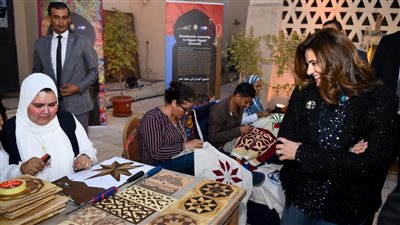 خلال افتتاح بيت التراث المصري.. وزيرة الهجرة: حريصون على دعم الأعمال اليدوية لمواجهة الهجرة غير الشرعية