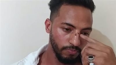 ما ينوب المخلص إلا تقطيع هدومه.. شاب يستغيث بالزيتون: ضربوني واعتدوا عليا وأنا بحجز بينهم |فيديو