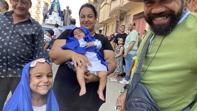 ملايكة بيحتفلوا على الأرض..أطفال بالأبيض والورود يحتفلون بالعذراء في الأقصر 
