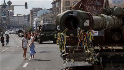 للعام الثاني.. السلطات الأوكرانية تعرض الدبابات الروسية المدمرة بشوارع العاصمة في ذكرى الاستقلال