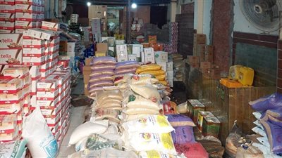 غلق وتشميع مخزن مواد غذائية بدون ترخيص في مدينة نصر | صور