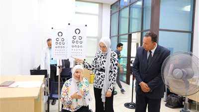 رئيس جامعة المنصورة الجديدة يتابع توقيع الكشف الطبي على الطلاب الجدد