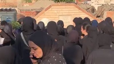بكاء وانهيار أسرة محاربة السرطان هبة ربيع أثناء تشييع جثمانها بالإسماعيلية | بث مباشر
