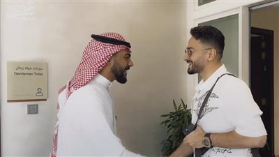 ترحيب حافل واستقبال بالورود.. لحظة وصول حمادة هلال إلى السعودية استعدادًا لحفل ليلة الدموع |فيديو