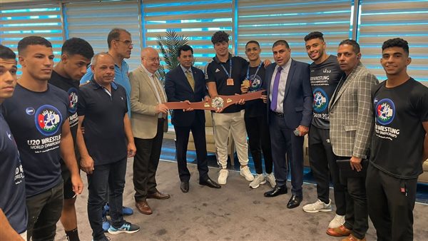 وزير الرياضة مع أبطال