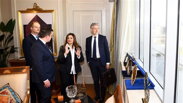 وزيرة الهجرة ونظيرها