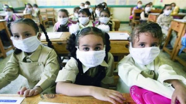 الطلاب داخل المدارس