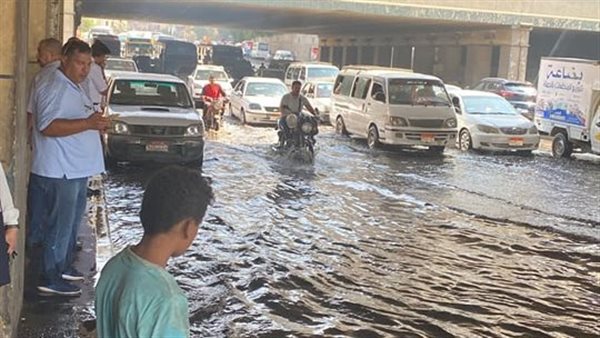 كسر ماسورة مياه أسفل