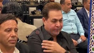 رد الجميل.. حكيم يقدم واجب العزاء في الفنان أحمد الشوكي صاحب أغنيتهما الشهيرة أعملك إيه