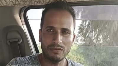 سائق ميكروباص بالبحيرة يخصص سيارته لمساعدة المواطنين غير القادرين بالمجان